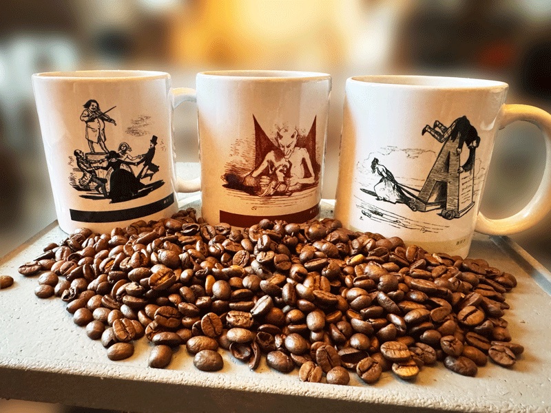 Trois mugs Honoré de Balzac illustrés, présentés devant des grains de café
